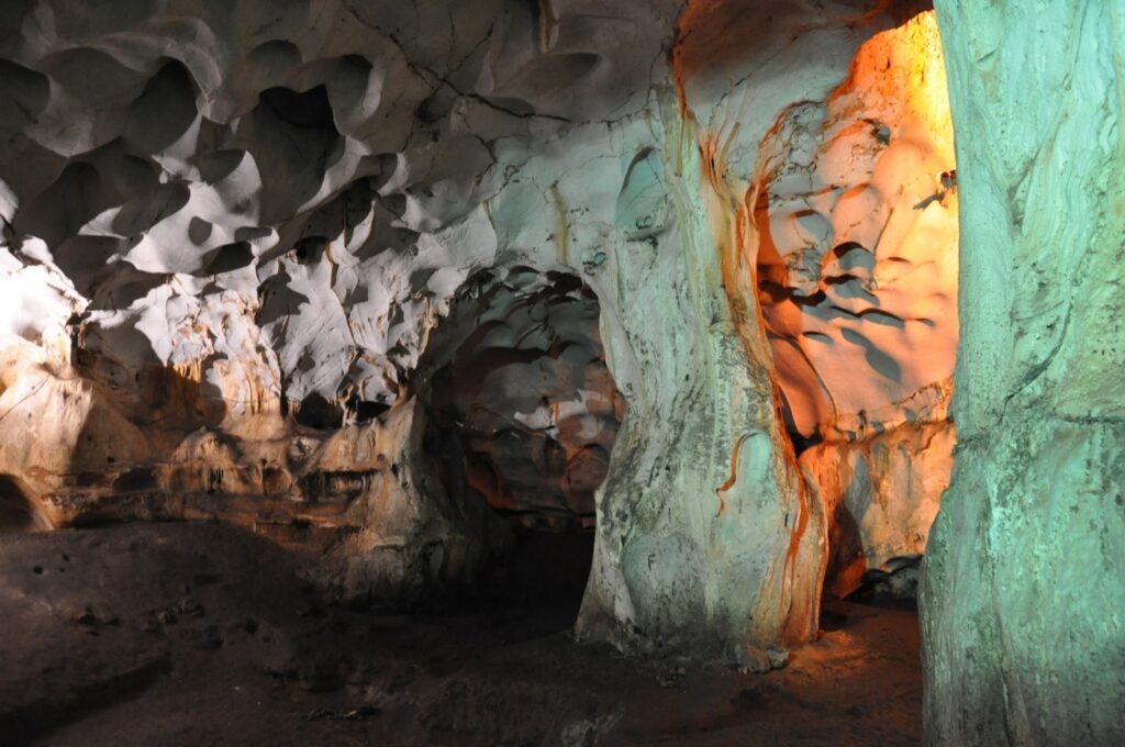 غار کارائین + عکس، آدرس و هر آنچیز که پیش از رفتن به این مکان باید بدانید